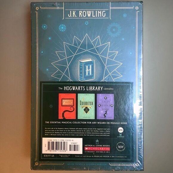 Hogwarts Library Box-Set, Gryffindor Journal, Collector’s Card, & Exclusive Bag - Picture 4 of 16